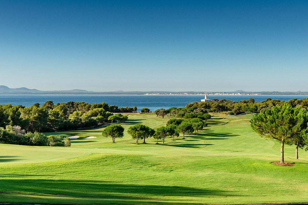 Luxury golf course overlooking the Mediterranean — Mallorca